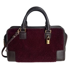 Loewe Amazona 23 en piel de cordero burdeos y shearling con correa