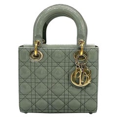 Lady Dior Pequeña de charol gris con correa