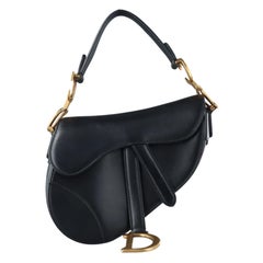 Sillín Dior Mediano Cuero Liso Negro con Correa Tachonada