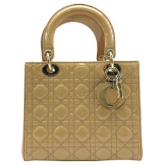 Lady Dior Medium Beigefarbenes Lackleder mit silberfarbener Hardware