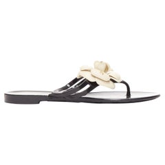 CHANEL Creme Gummi CC Logo Kamelie schwarz Gummi Zehensteg Hausschuhe EU36