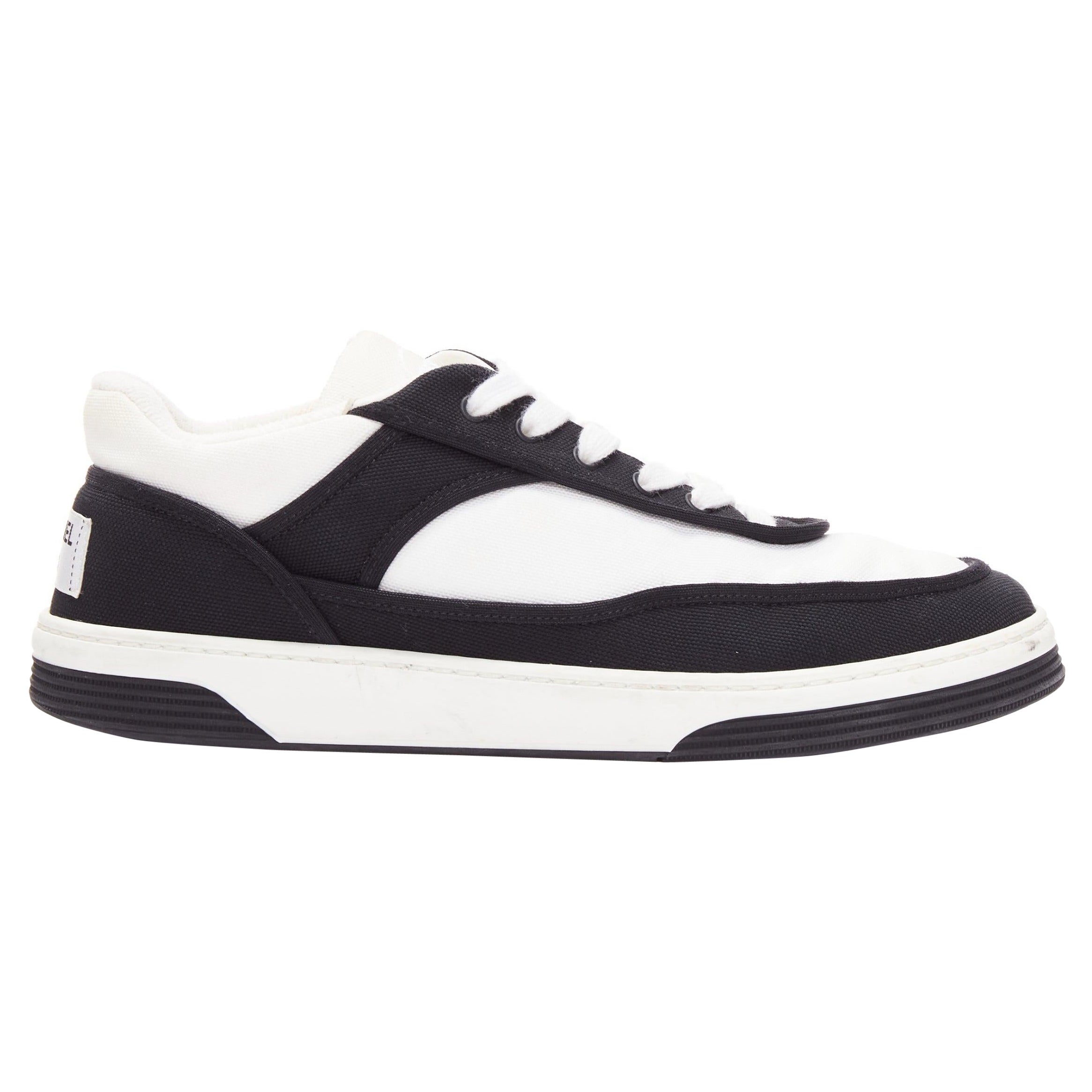 Baskets à lacets minimales CHANEL 21S noir blanc logo CC en tissu EU36.5
