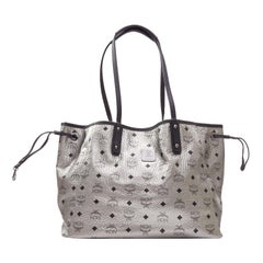 Bolso tote MCM Stardust Reversible Medium Shopper plateado con estampado Viseto Galaxy