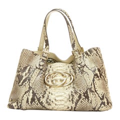GUCCI Britt beige marron naturel en cuir écaillé Sac fourre-tout à bandoulière avec logo GG