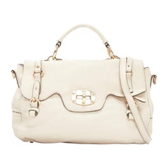 MIU MIU Cervo - Sac à main en cuir texturé beige avec logo doré et fermeture à glissière