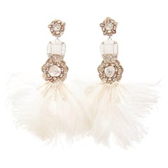 RANJANA KHAN - Paire de boucles d'oreilles à clip ornées de plumes d'autruche blanches et de cristaux
