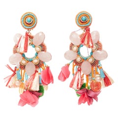 RANJANA KHAN - Paire de boucles d'oreilles à clip rose pâle, pierres vertes et pampilles pendantes