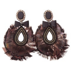 RANJANA KHAN, paire de boucles d'oreilles pendantes avec nœud holographique en cristal et plumes