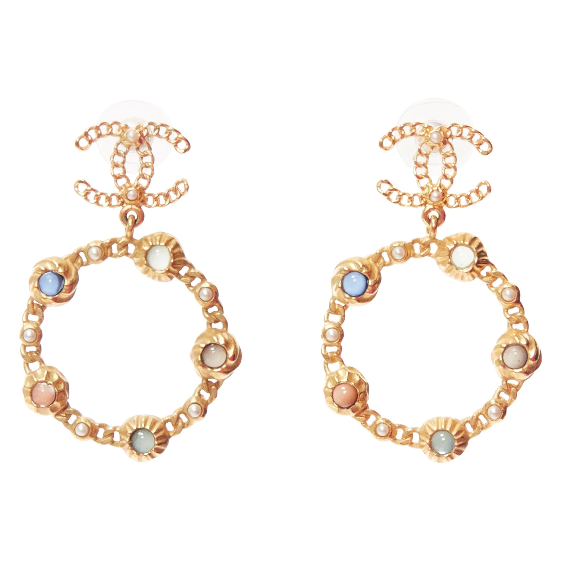 Orecchini a perno in resina grigia con logo della catena CC in oro A18K di Chanel in vendita