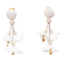 OSCAR DE LA RENTA Nuevos white acrylic gold beads floral clip on earrings Pair