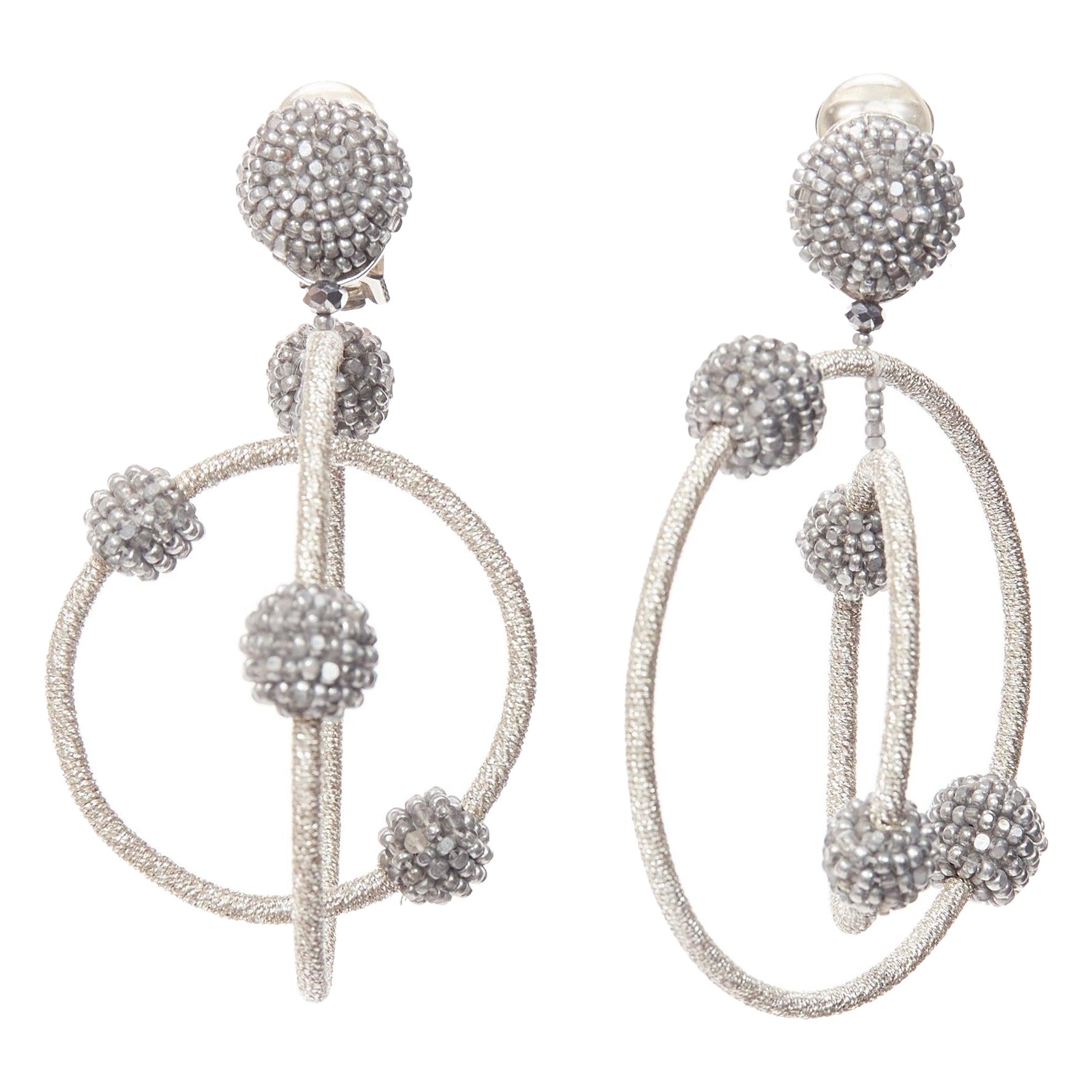 OSCAR DE LA RENTA - Boucles d'oreilles à clip en argent perlé à double orbite Paire en vente