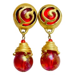 Broche vintage en verre doré avec boules pendantes.