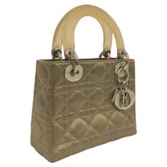 Mini sac de soirée Lady Dior emblématique en satin de soie champagne doré