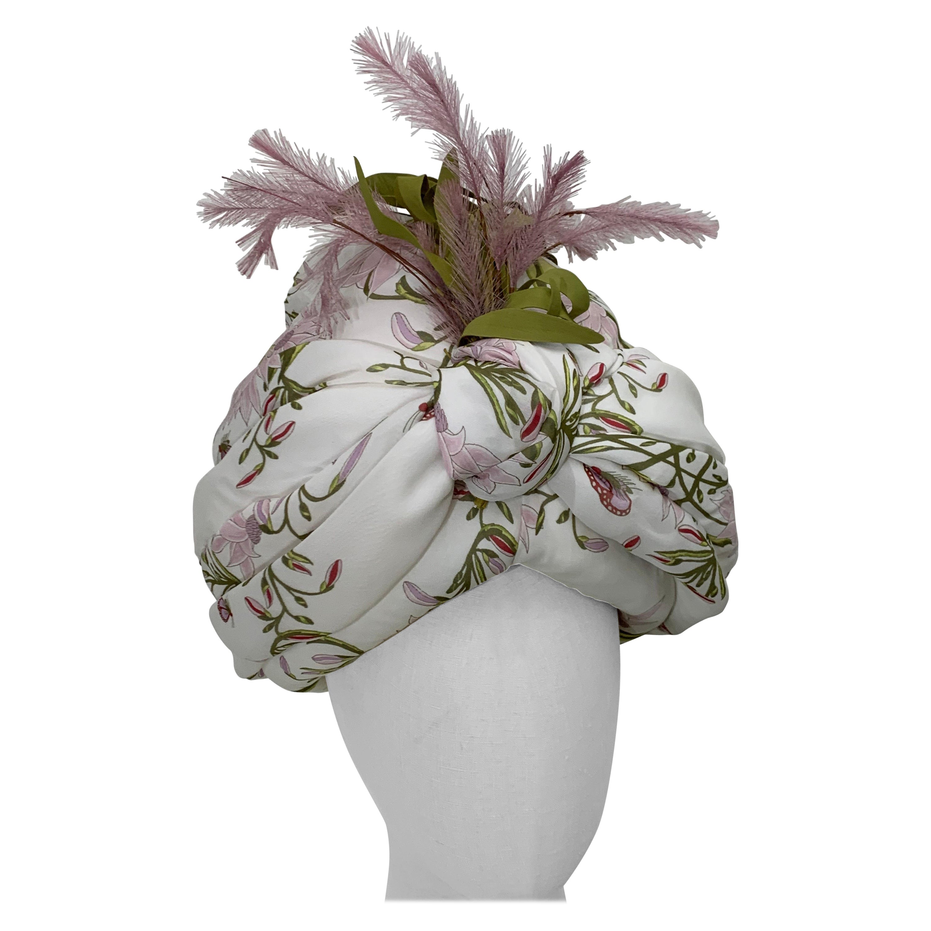 Turbante in chiffon di seta con stampa a giglio e bouquet di piume sul davanti, su ordinazione in vendita