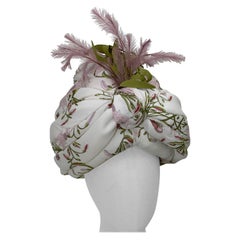 CUSTOM MADE - Turban en mousseline de soie imprimé lys avec bouquet de plumes sur le devant