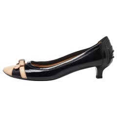 Tod's Schwarz/Beige Leder und schwarze Lack Cap Toe Bow Pumps Größe 38,5