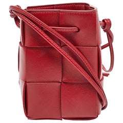 Bottega Veneta Rote Intreccio Mini Cassette Bucket Bag aus Leder