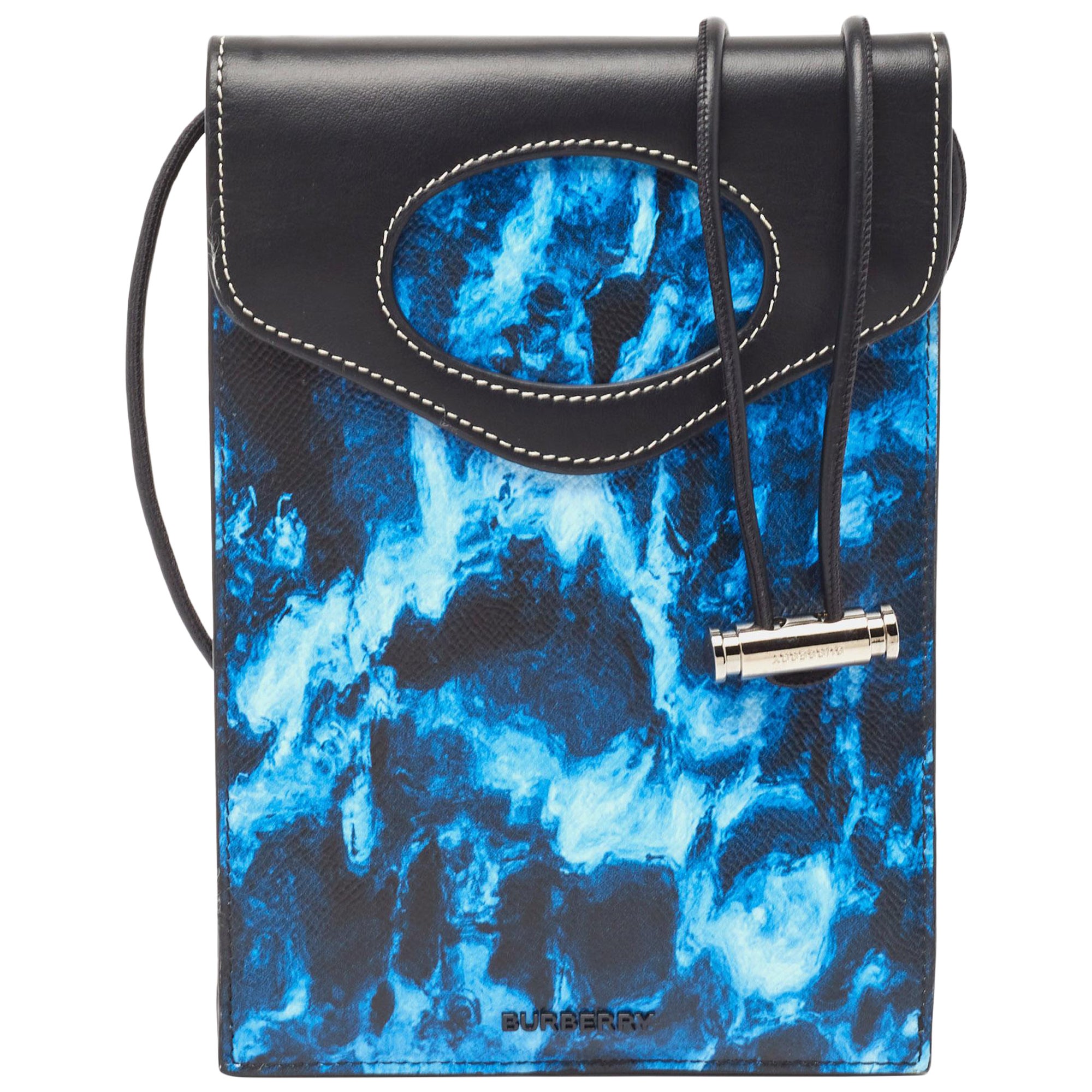 Bolso Crossbody de piel con bolsillo y estampado de camuflaje acuático azul/negro de Burberry en venta