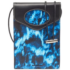 Bolso Crossbody de piel con bolsillo y estampado de camuflaje acuático azul/negro de Burberry