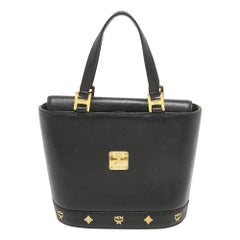 MCM Borsa a secchiello con patta e borchie in pelle nera