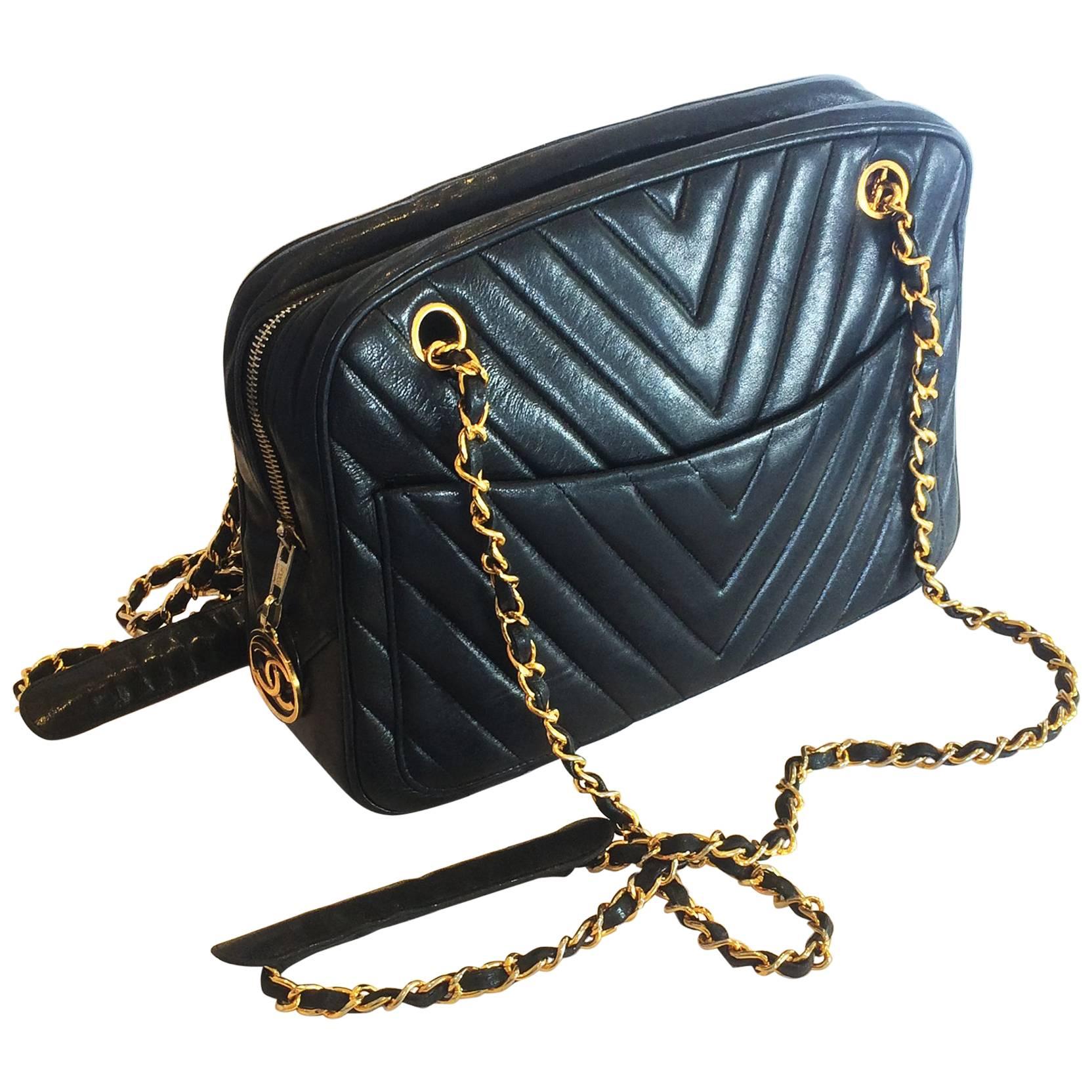 Authentic Chanel Shoulder bag in V Stitch Black leather Handbag For Sale