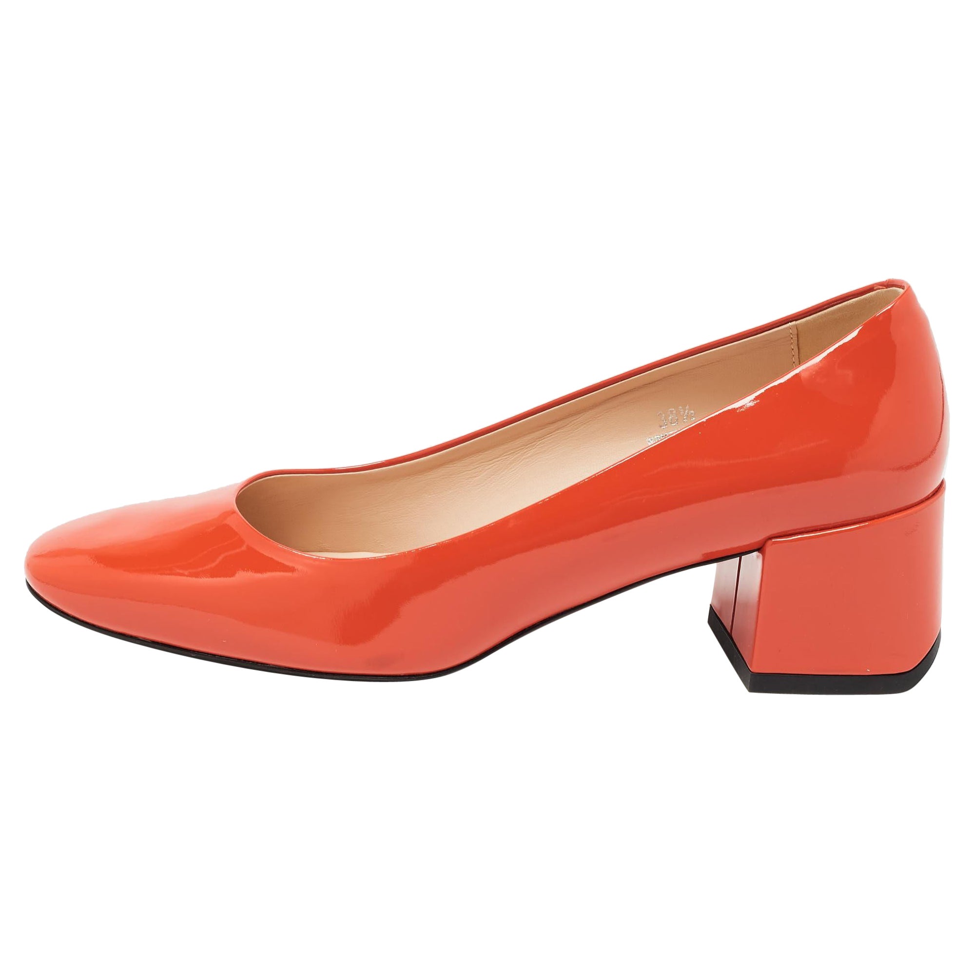 Pumps con tacco a blocco in pelle verniciata arancione di Tod's misura 38,5 in vendita