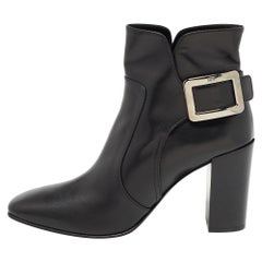 Roger Vivier Stivali alla caviglia con fibbia in pelle nera misura 40,5