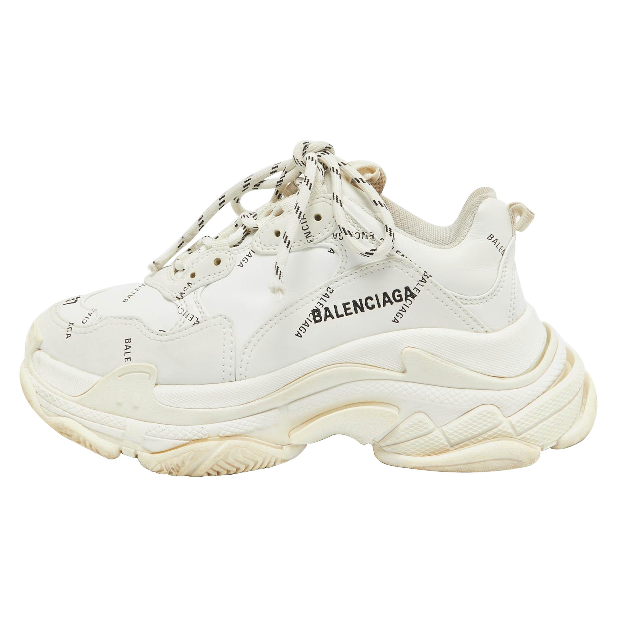 Balenciaga Zapatillas blancas de piel sintetica con el logotipo de la Triple S en relieve talla 37 en venta en 1stDibs