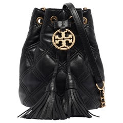 Tory Burch Mini bolso Fleming Bucket de piel acolchada negra suave