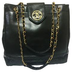 Vintage CHANEL black calf leather large chain shoulder tote bag with golden CC.