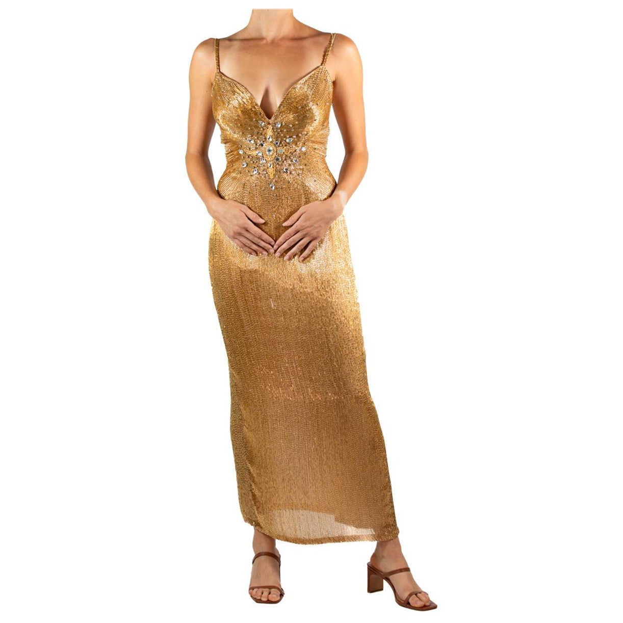 Robe entièrement perlée en soie dorée des années 1980 avec bordure filigrane dorée et strass