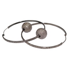 Pendientes de aro de plata de ley oxidada con bola de diamantes pavé de 3 pulgadas de tamaño