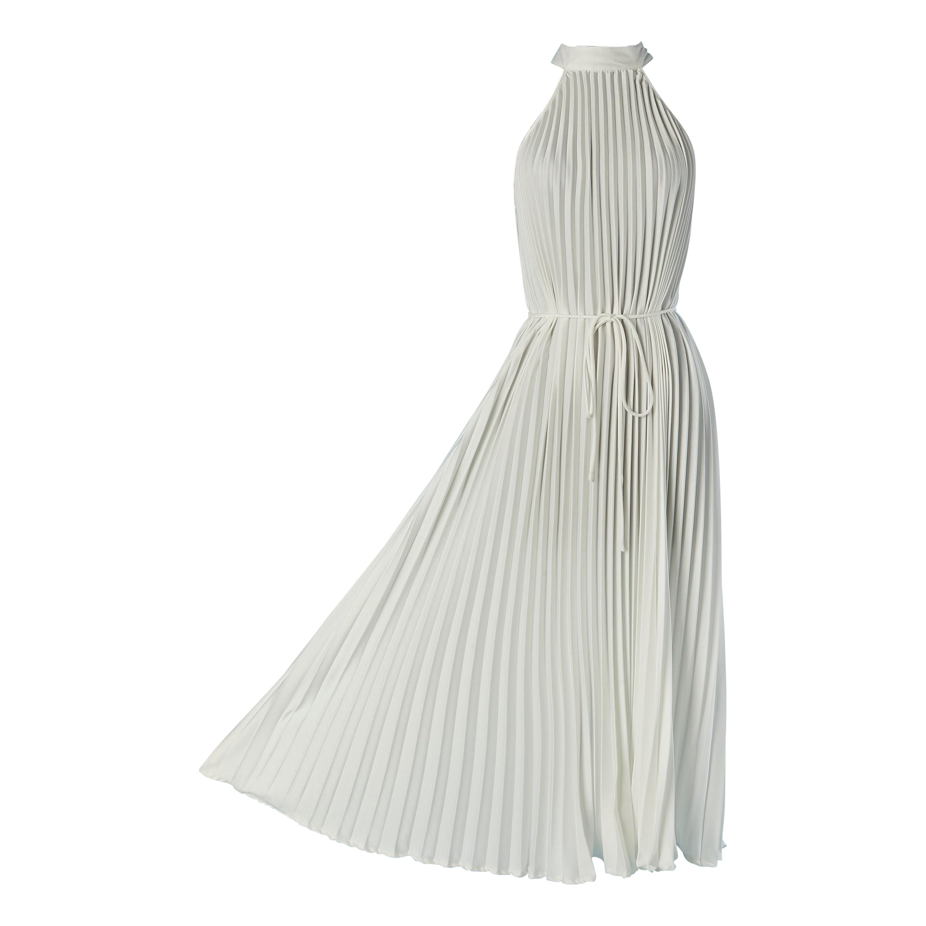 Weißes Polyester-Satin-Sonnenfarbenes plissiertes Kleid mit Gürtel im Angebot