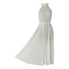 Weißes Polyester-Satin-Sonnenfarbenes plissiertes Kleid mit Gürtel