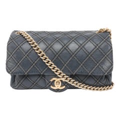 Chanel Classic Flap 2014 Bolso Crossbody mediano de tela azul marino acolchado con diamantes