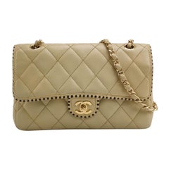 Chanel Classic Flap Medium Happy Stitch in pelle beige con finiture nere a contrasto
