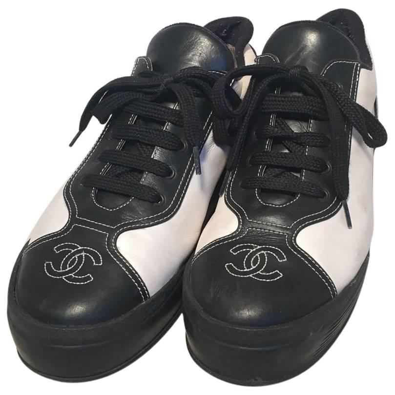 Baskets Chanel en cuir noir et blanc pour femmes