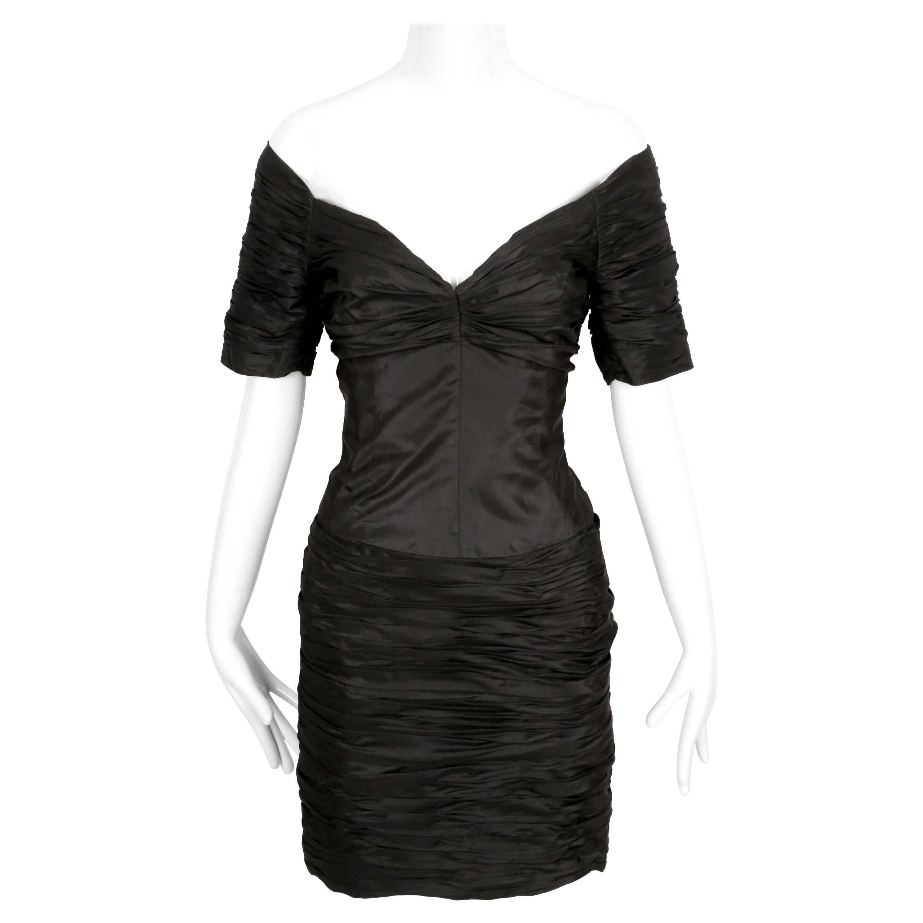 LORIS AZZARO 1980 Vestido negro con pliegues y hombros al descubierto en venta