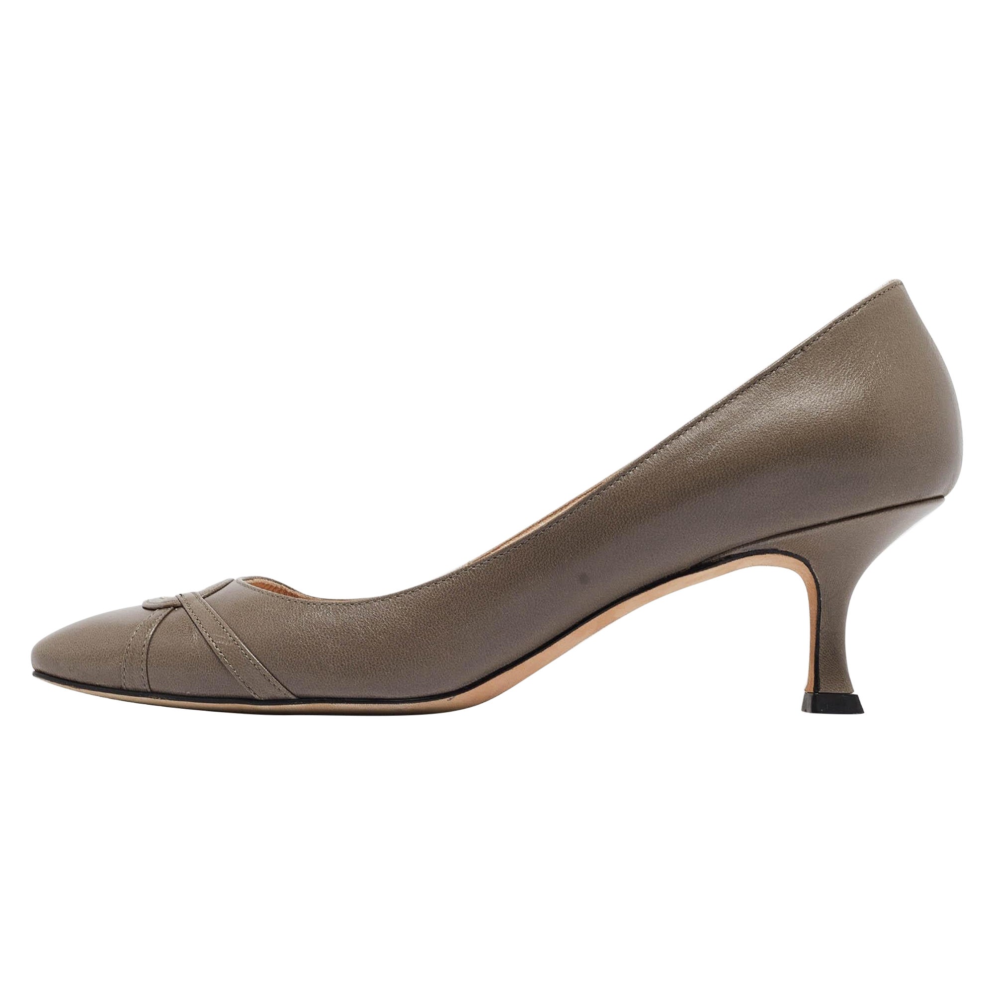Manolo Blahnik Grey Leather Almond Toe Pumps Size 36.5 For Sale
