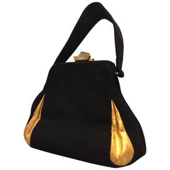 1940er Theodor Handtasche aus schwarzem Wildleder und goldvergoldetem Leder mit Plexiglasverschluss
