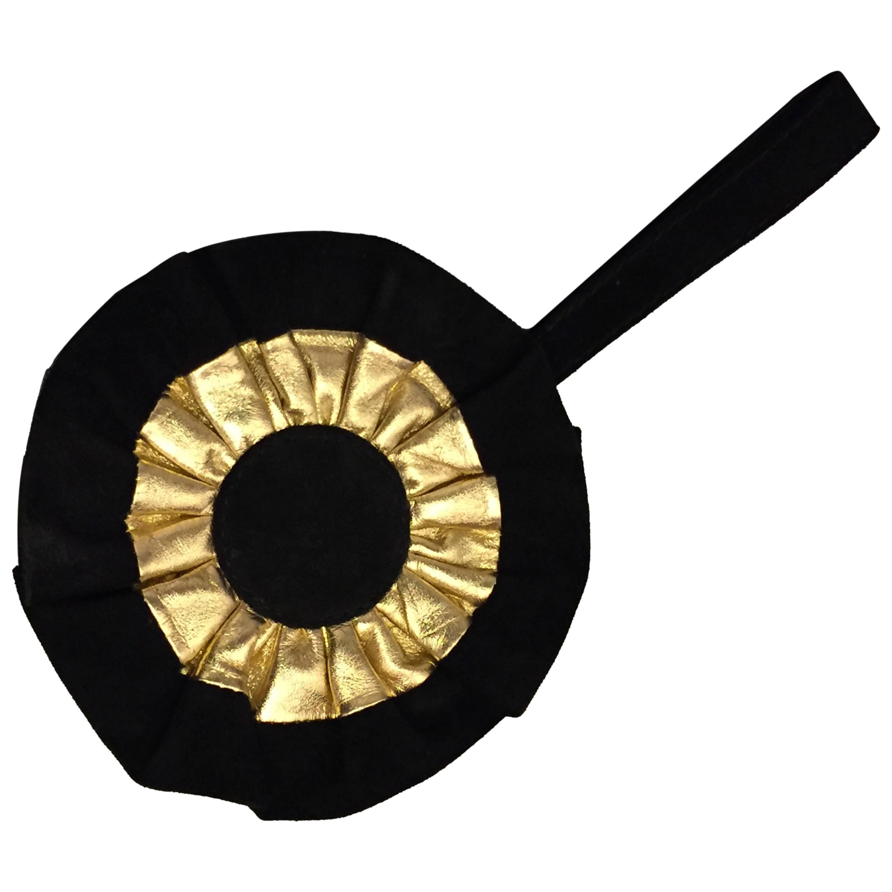 1980er Maud Frizon Armbandtasche aus goldenem Leder und schwarzem Wildleder in Cockade-Design im Angebot