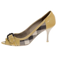 Burberry escarpins à carreaux jaunes/beiges en PVC et cuir verni avec boucle à bout ouvert, taille 38