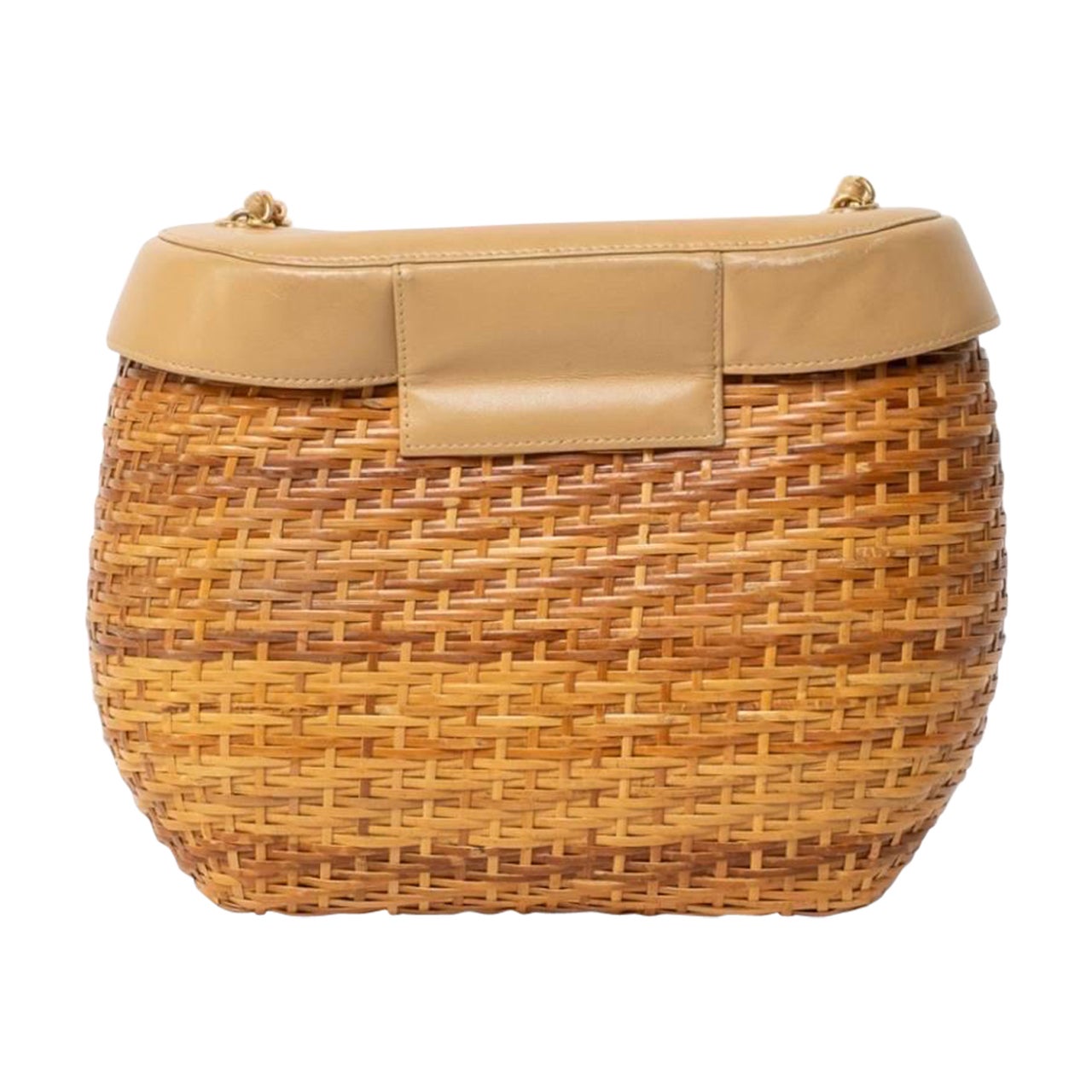 Borsa firmata Chanel, modello Basket, realizzata in vimini con inserti in pelle beige e hardware dorati. Dotata di una chiusura superiore a girello con classico logo CC, internamente rivestita in pelle tono su tono con comode tasche, abbastanza