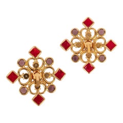 Pendientes Jacques Fath de metal dorado con cabujones de pasta de vidrio rosa y rojo