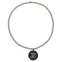 Collana con ciondolo Chanel CC in metallo placcato argento scuro