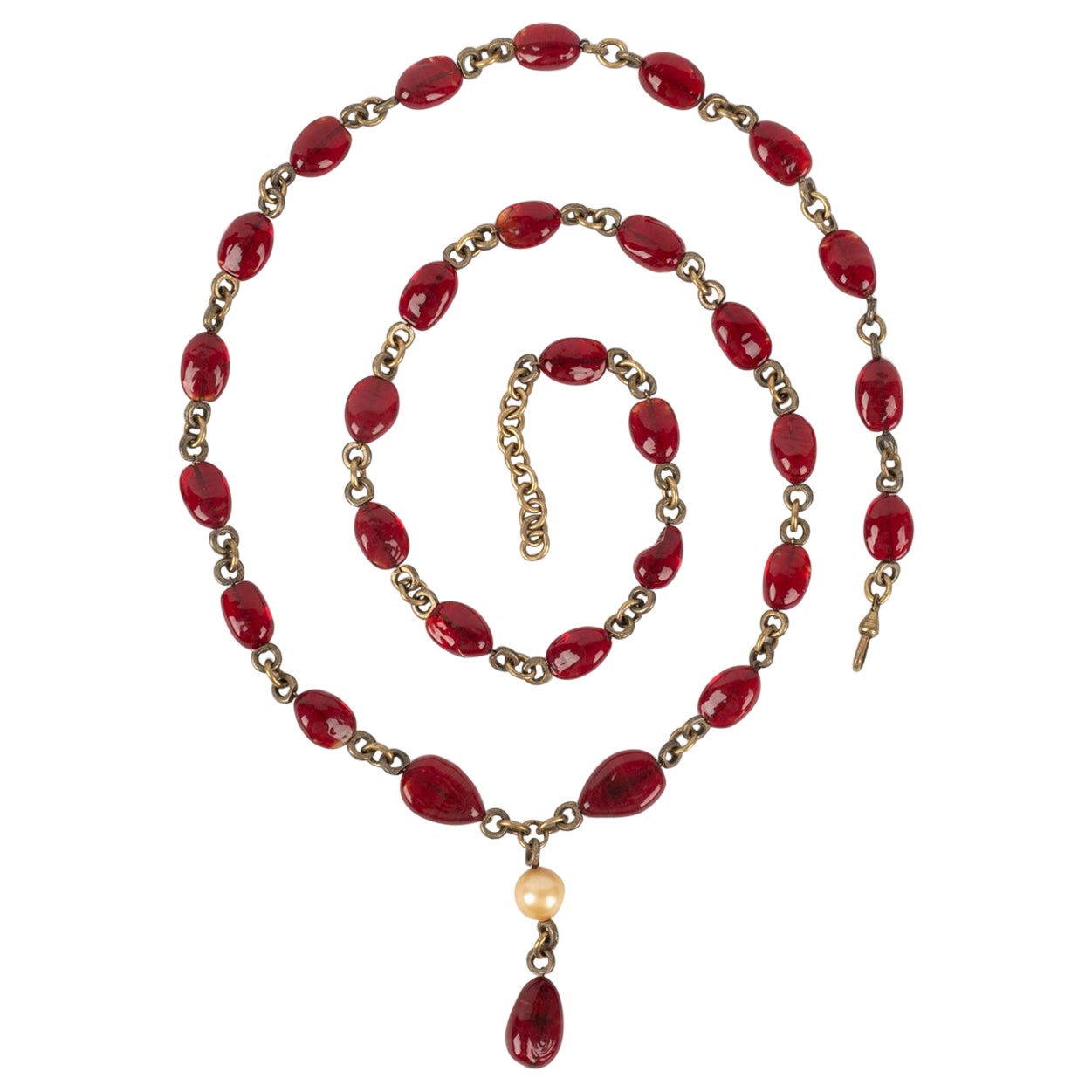 Collar Chanel Alta Costura en metal dorado oscuro con perlas de vidrio rojas en venta