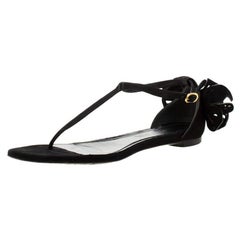 Alexander McQueen Sandales plates en cuir noir avec détail papillon Taille 36