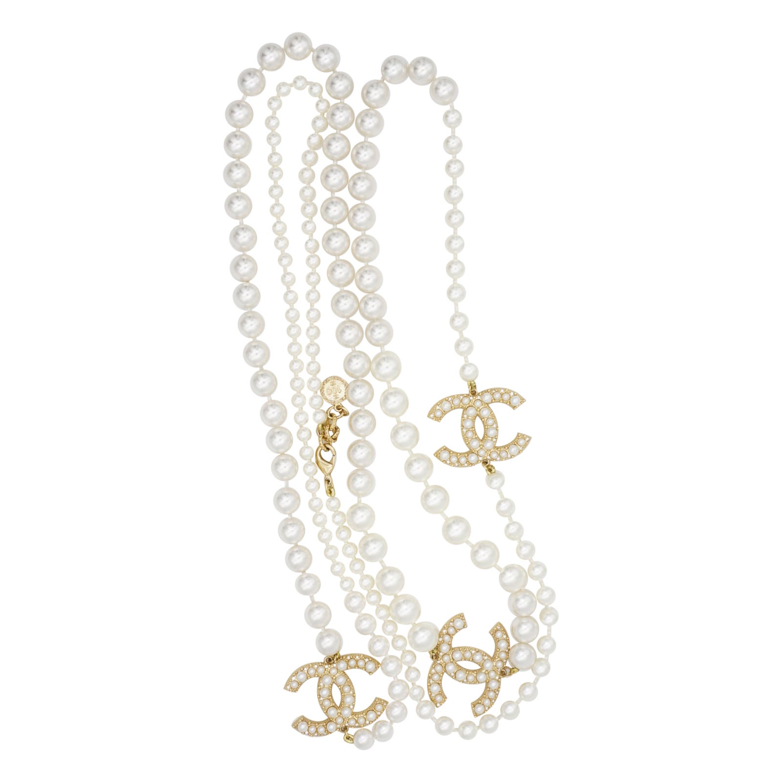Chanel Vintage 2017 100 Year Anniversary Extra Long White Pearls Trio Pendant CC Logo Chanel Strands Versatile Necklace Belt Bracelet, Gold Tone

Una collana molto classica e versatile. Può essere indossato in molti stili diversi. Può essere