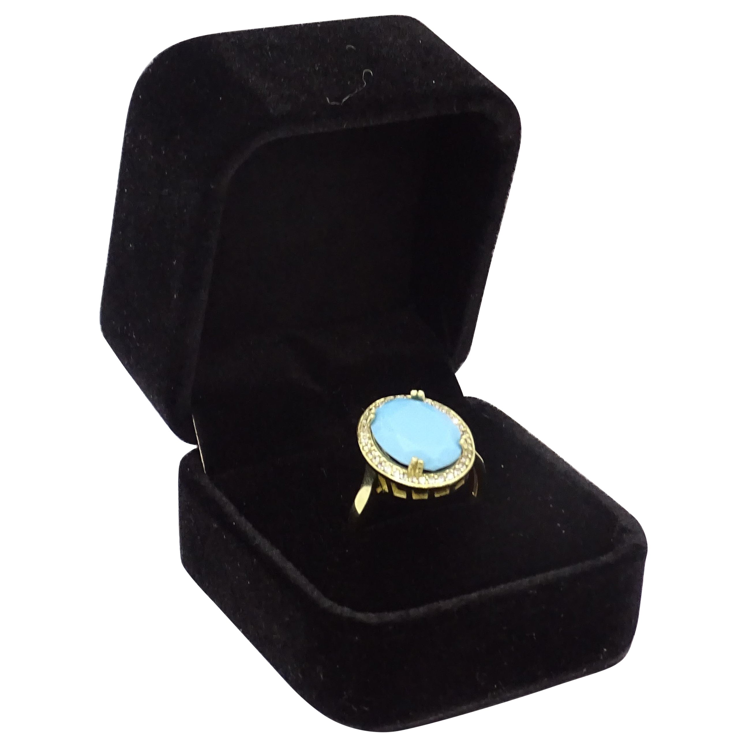 Exquisite ring in 925 sterling silver, with a brilliant-cut turquoise central stone, set and covered with zircons, further embellishing the piece.
Beautiful ring that could be an engagement ring or simply a wonderful gift to wear on any