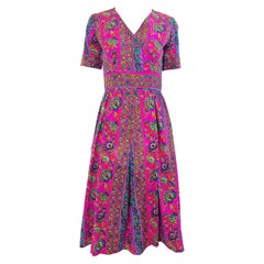 Frühe 1970er Heißes rosafarbenes Vintage 70er A-Linien-Kleid aus Baumwolle mit buntem Paisleymuster